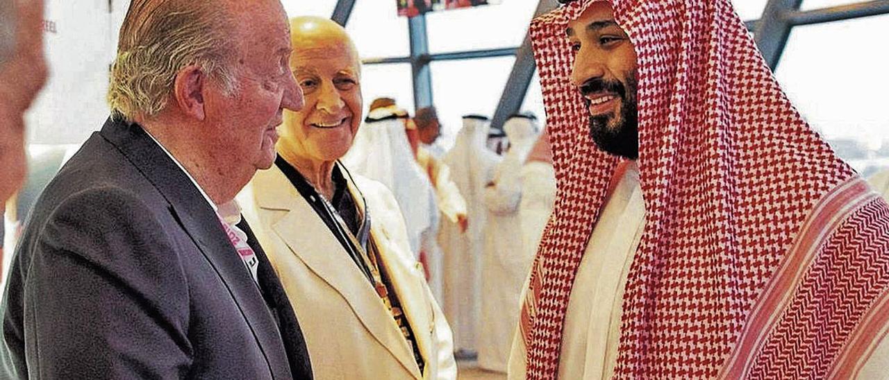 El rey emérito don Juan Carlos con el príncipe heredero de Arabia Saudí, Mohamed Bin Salma.