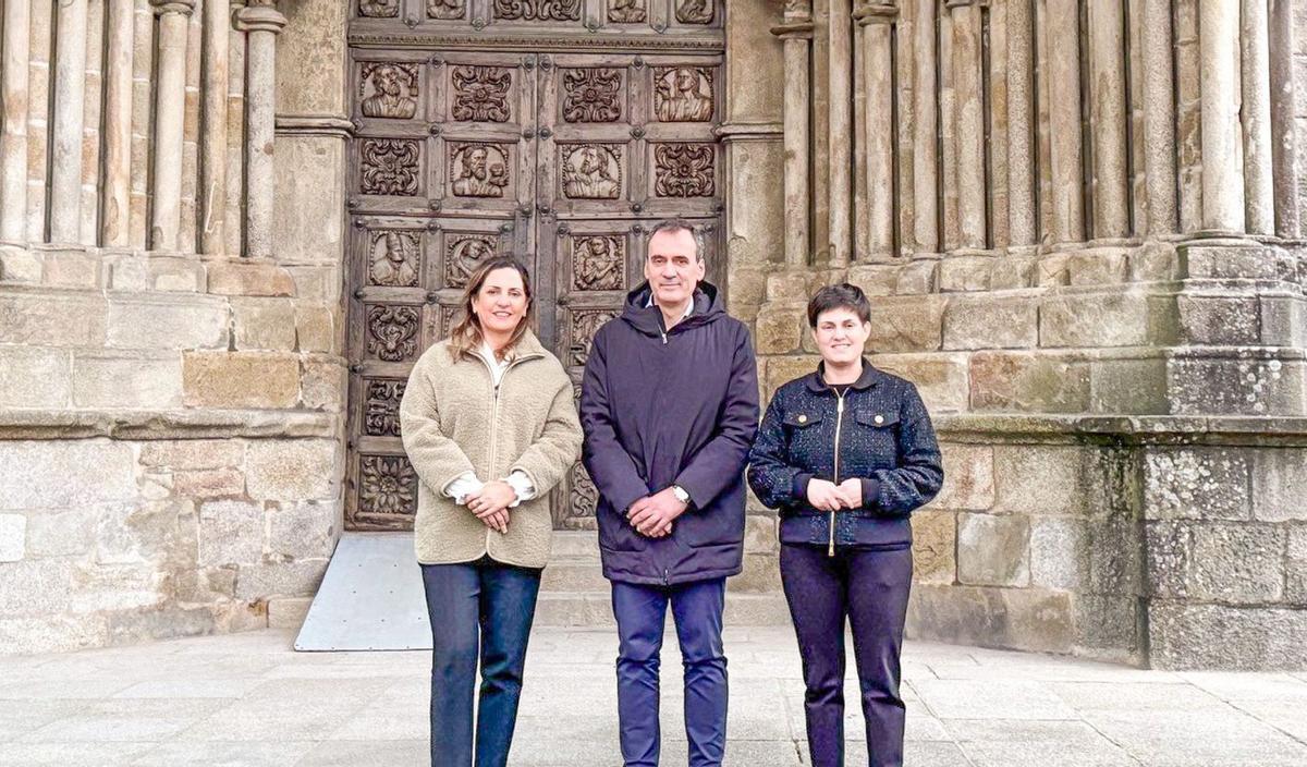 Sandra González, Enrique Cabaleiro y Ánxela Fernández, ante la puerta de la catedral de Tui.