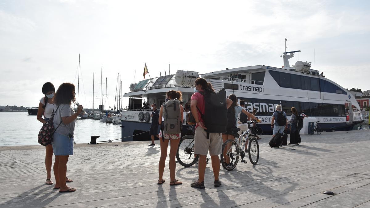 Pasajeros de las barcas con Formentera, este verano en el puerto de Ibiza.