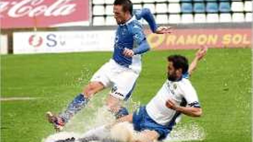 Barón intenta evitar la internada d&#039;un jugador del Lleida.