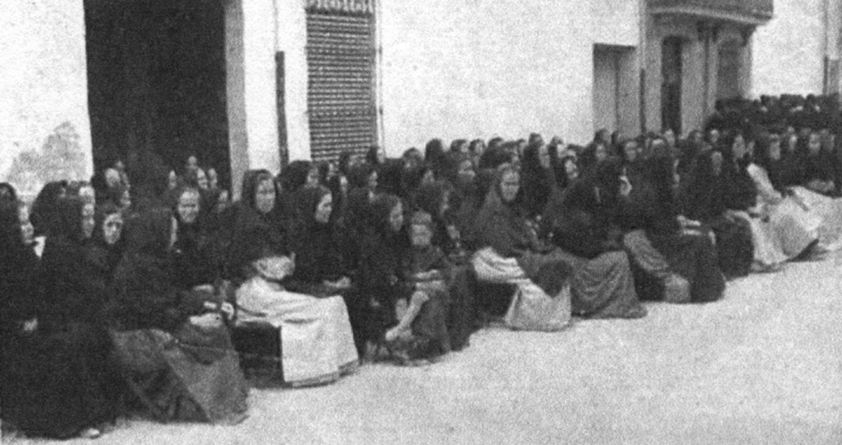 Cientos de mujeres salieron a las calles de Vila-real para rezar por los muertos en la tragedia de 1912.