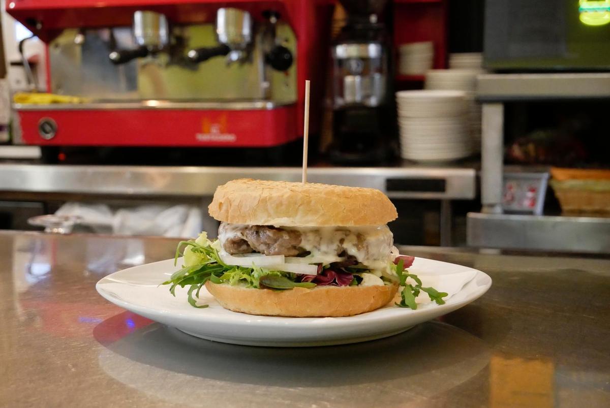 En imágenes | La Revuelta, el bar de San José que llegó antes que Broncano y que gusta aún más a los zaragozanos