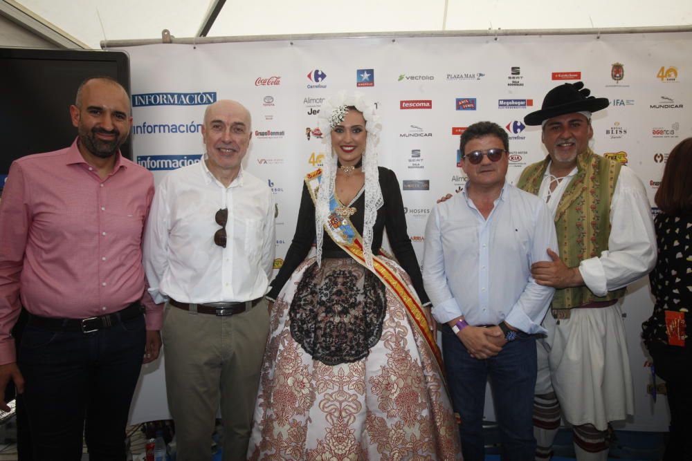 El consejero delegado de Prensa Ibérica en la Comunidad Valenciana, Juan Antonio López Ruiz de Zuazo, la Bellea del Foc, Aleida González, el director de INFORMACIÓN, Toni Cabot, y el presidente de la Federación de Hogueras, Manuel Jiménez.