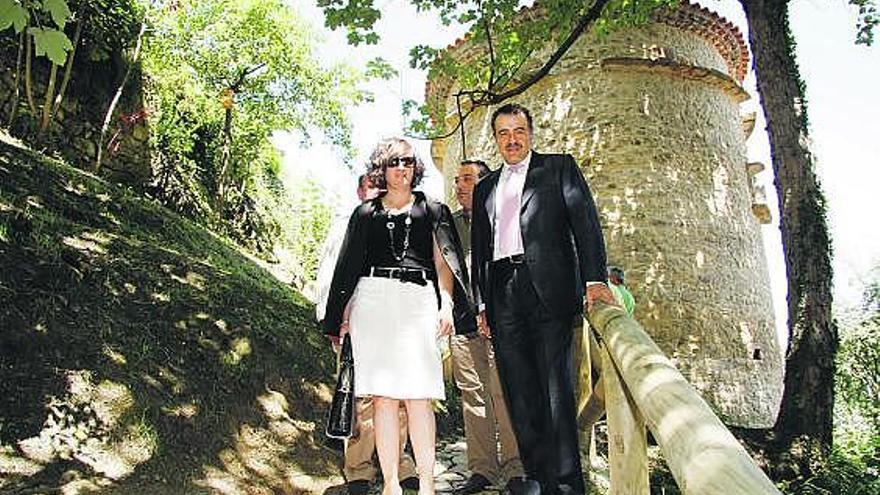 María Fernández y Jorge Suárez, ayer, en las inmediaciones de la Casa de la Buelga.