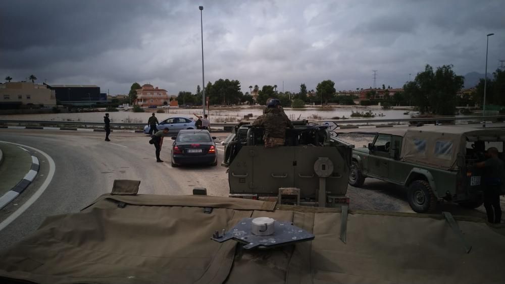 Imagen del despliegue militar en la Vega Baja para auxiliar a vecinos afectados por la gota fría.