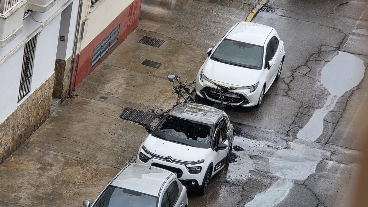 Los vehículos afectados tras el incendio en San Roque, Badajoz.