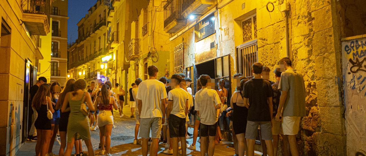 Jóvenes en el Casco Antiguo de Alicante, el pasado fin de semana