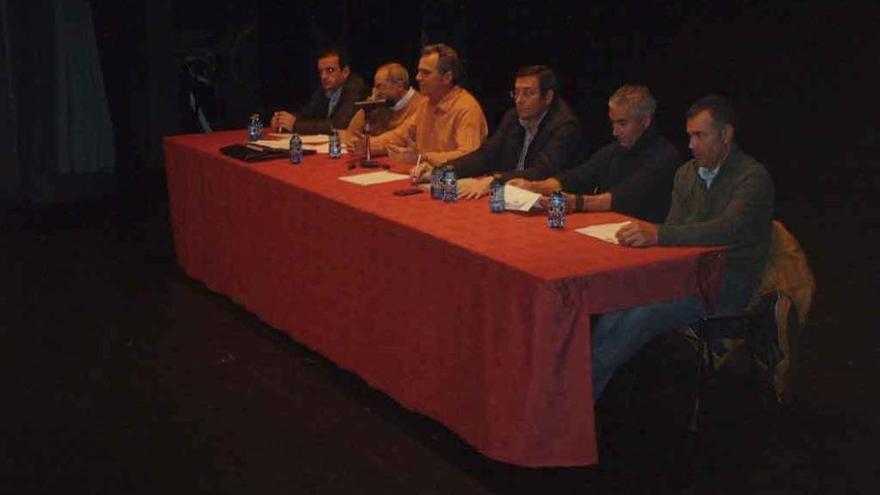 Miembros del Consejo Rector de la bodega, durante la exposición del balance en la asamblea. Foto