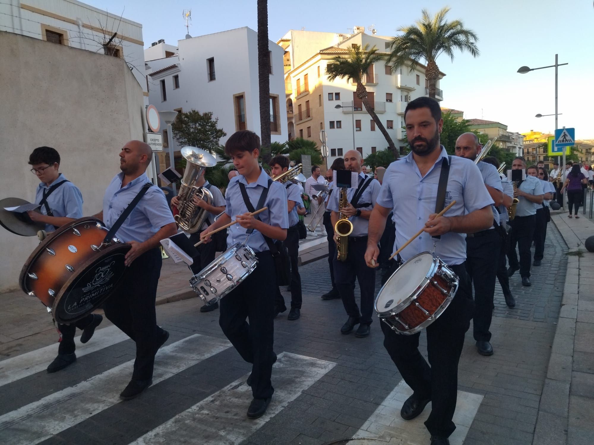 Xàbia, capital de la música: más de 800 músicos de toda la comarca llenan de vida las calles (imágenes)