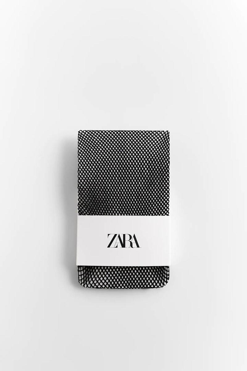 Medias de rejilla negra, de Zara (9,95 euros)