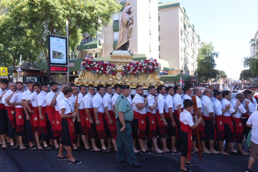 La procesión de la Virgen del Carmen por las calles de El Palo.