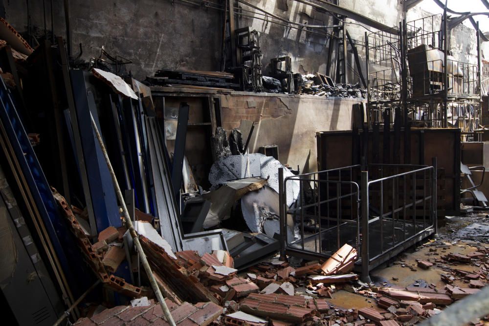 Así ha quedado el interior de las naves afectadas por el incendio de Alboraia