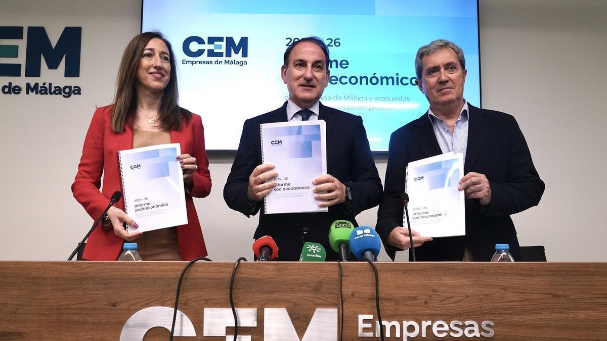 El presidente de la Confederación de Empresarios de Andalucía (CEA) y de la malagueña CEM, Javier Gonzálerz de Lara, en el centro de la imagen.