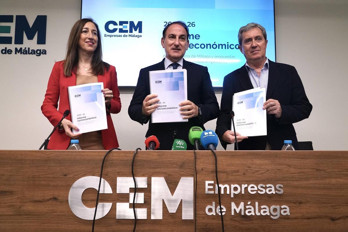 El presidente de la Confederación de Empresarios de Andalucía (CEA) y de la malagueña CEM, Javier Gonzálerz de Lara, en el centro de la imagen.