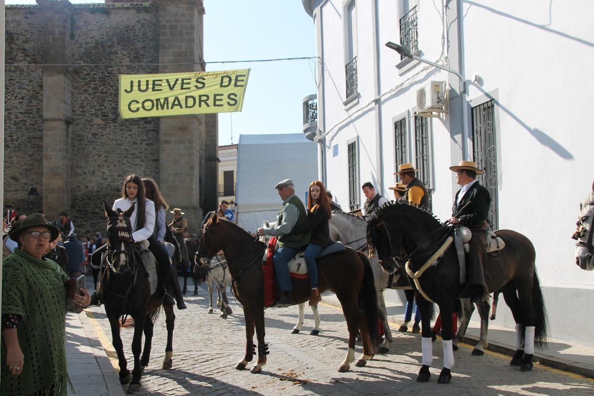 Desfile de carruajes en el Jueves de Comadres de Madrigalejo.