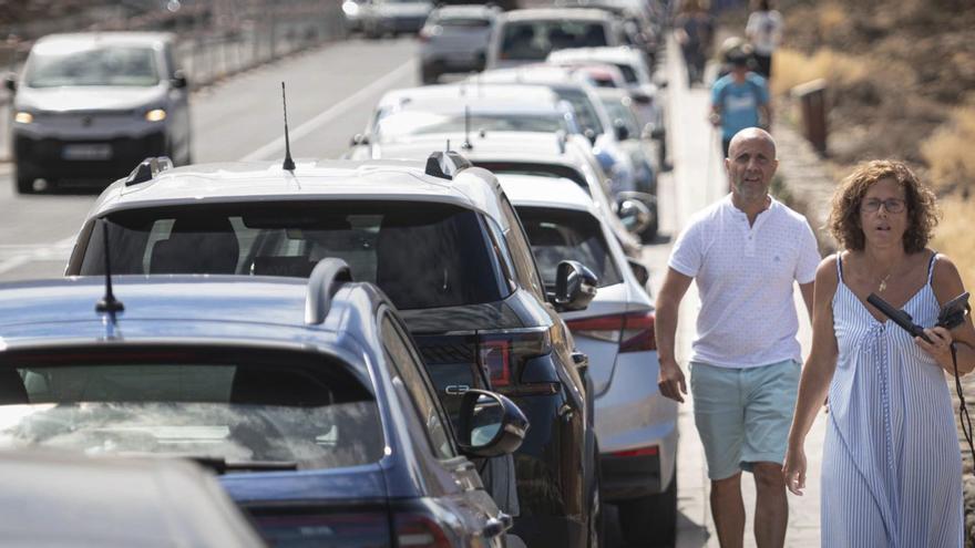 Vehículos aparcados en el Parque Nacional del Teide. |