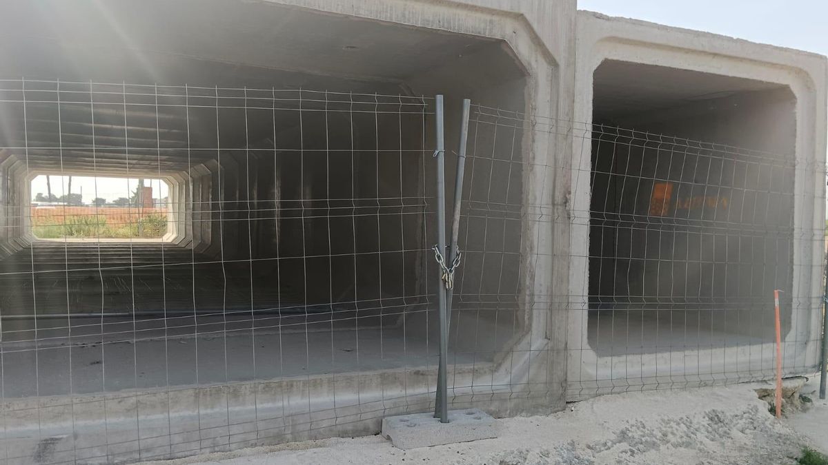 Valla instalada para impedir el acceso a los pasos de agua.