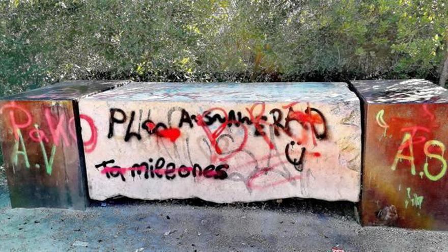 El parque de Marxalenes vuelve a sufrir actos vandálicos contra el patrimonio del recinto