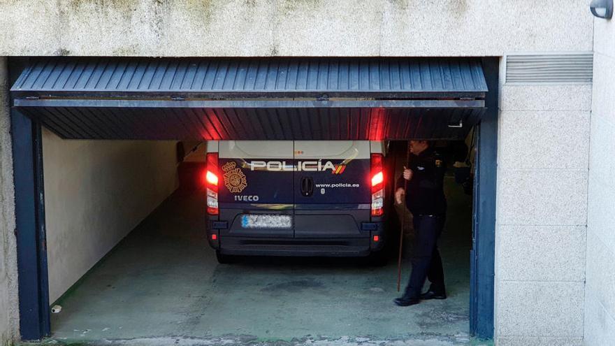 El furgón policial con el detenido en los juzgados de Vigo. // M G. Brea