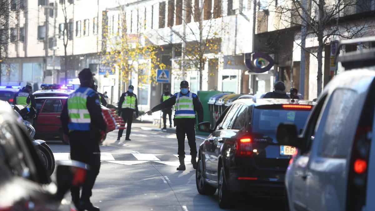 El control conjunto efectuado esta mañana por la Policía Nacional y Local en el Paseo de Colón de acceso a Pontevedra.