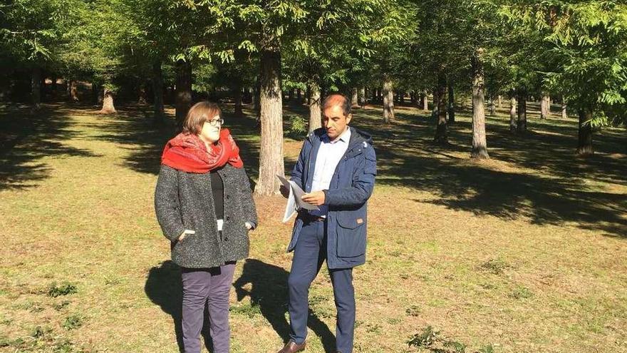 Rocío Cochón y Ángel Moldes, ayer en el Bosque de Colón. // FdV