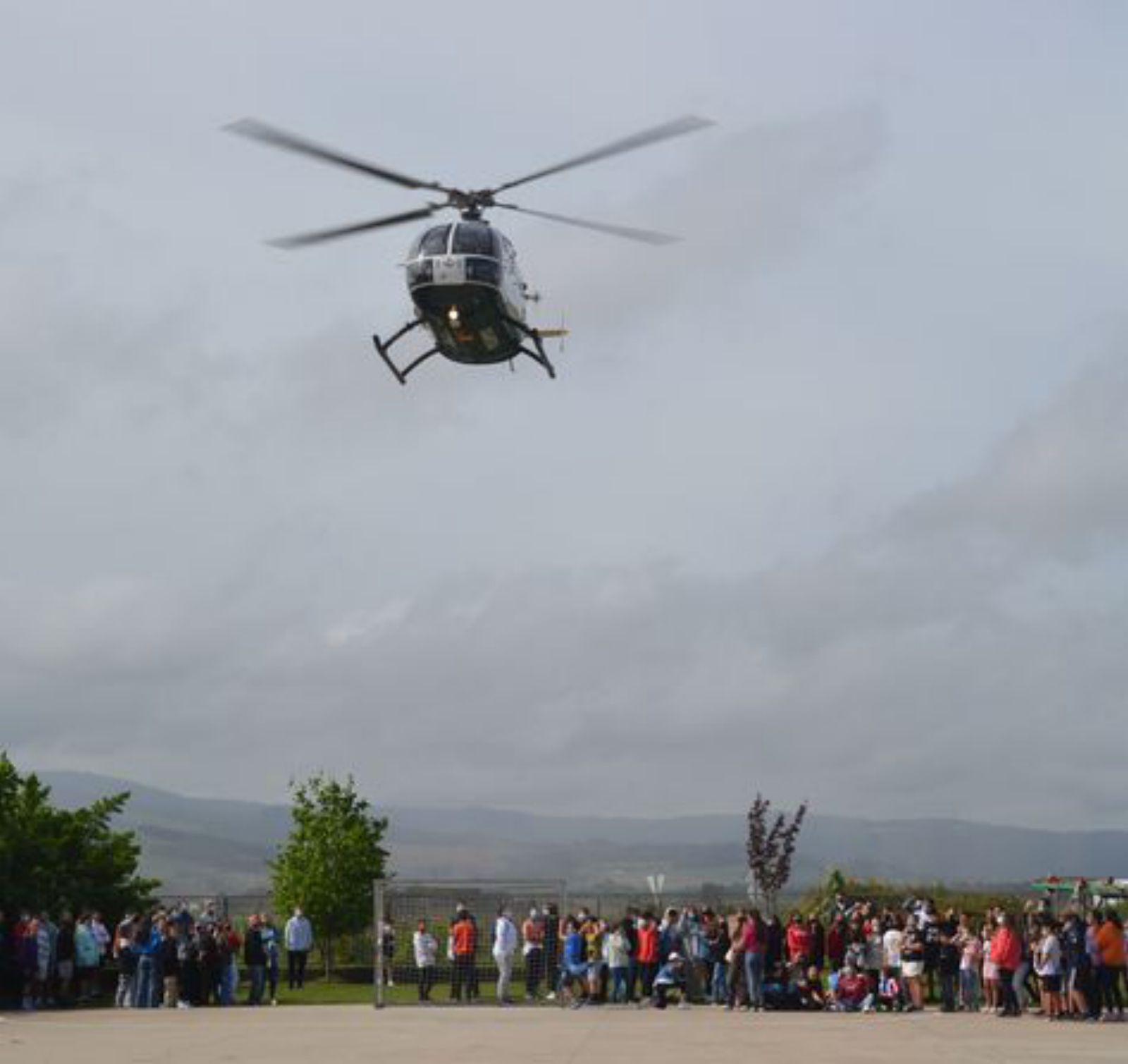 La visita del helicóptero de la Guardia Civil al colegio.