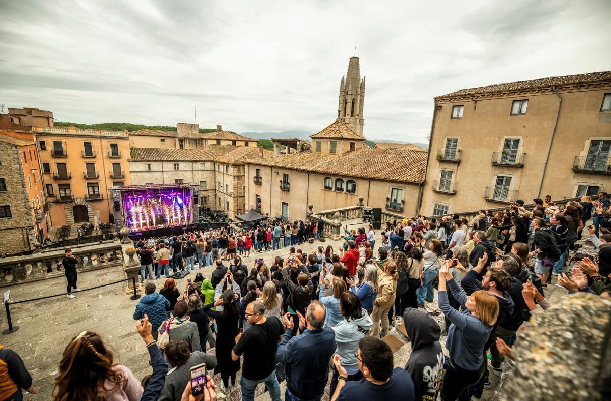 Unes 1.500 persones viuen dempeus el concert doble de Buhos.