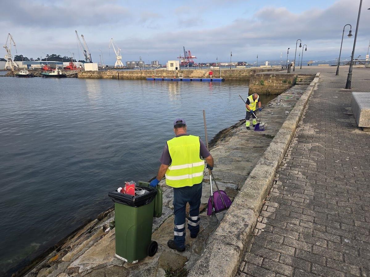 La Autoridad Portuaria se encarga finalmente de eliminar la basura acumulada en el Muelle de Pasajeros desde la Fiesta del Agua. La Autoridad Portuaria se encarga finalmente de eliminar la basura acumulada en el Muelle de Pasajeros desde la Fiesta del Agua.