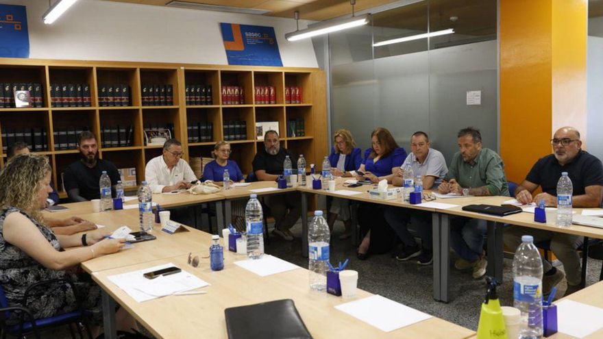 Representantes de los trabajadores, en la mesa del ERE de Duro. | MIKI LÓPEZ