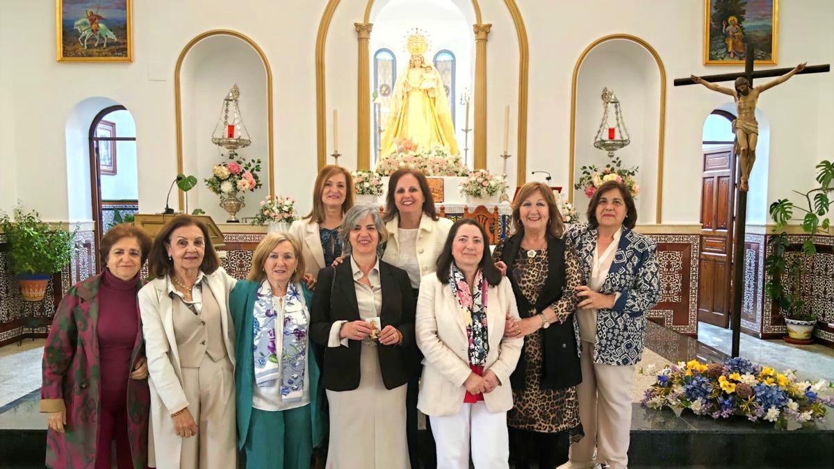 Junta directiva de la Hermandad de la Virgen de Tentudía en su restaurado templo