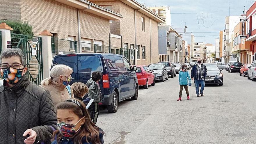 Nules prohibirá circular durante las entradas y salidas escolares