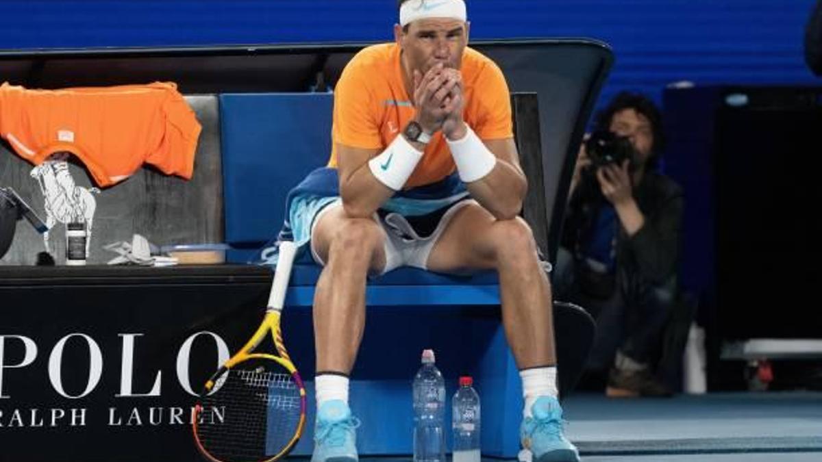 Nadal, sentado tras lesionarse ante McDonald.