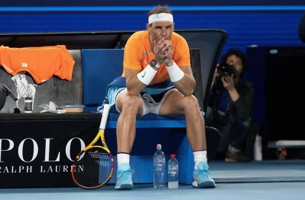 Nadal, sentado tras lesionarse ante McDonald.