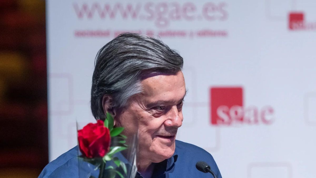El artista José Moreno Hurtado "Josele", tras recibir la llave simbólica de "la casa de los autores" que la Sociedad General de Autores (SGAE) ha entregado en Sevilla.