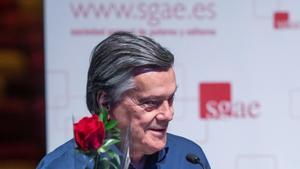 El artista José Moreno Hurtado Josele, tras recibir la llave simbólica de la casa de los autores que la Sociedad General de Autores (SGAE) ha entregado en Sevilla.