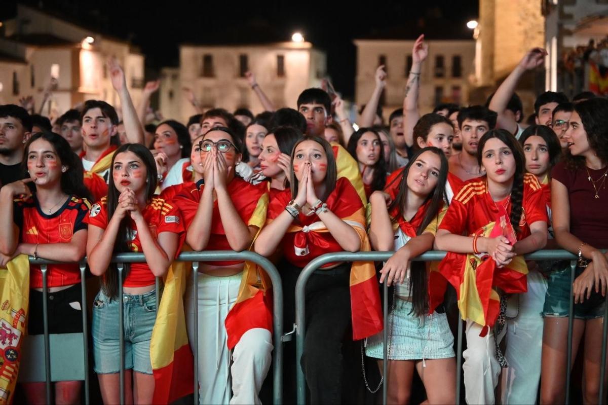 Fotogalería | Así se vive la final del Mundial 2026 en la Plaza Mayor de Cáceres Fotogalería | Así se vive la final del Mundial 2026 en la Plaza Mayor de Cáceres
