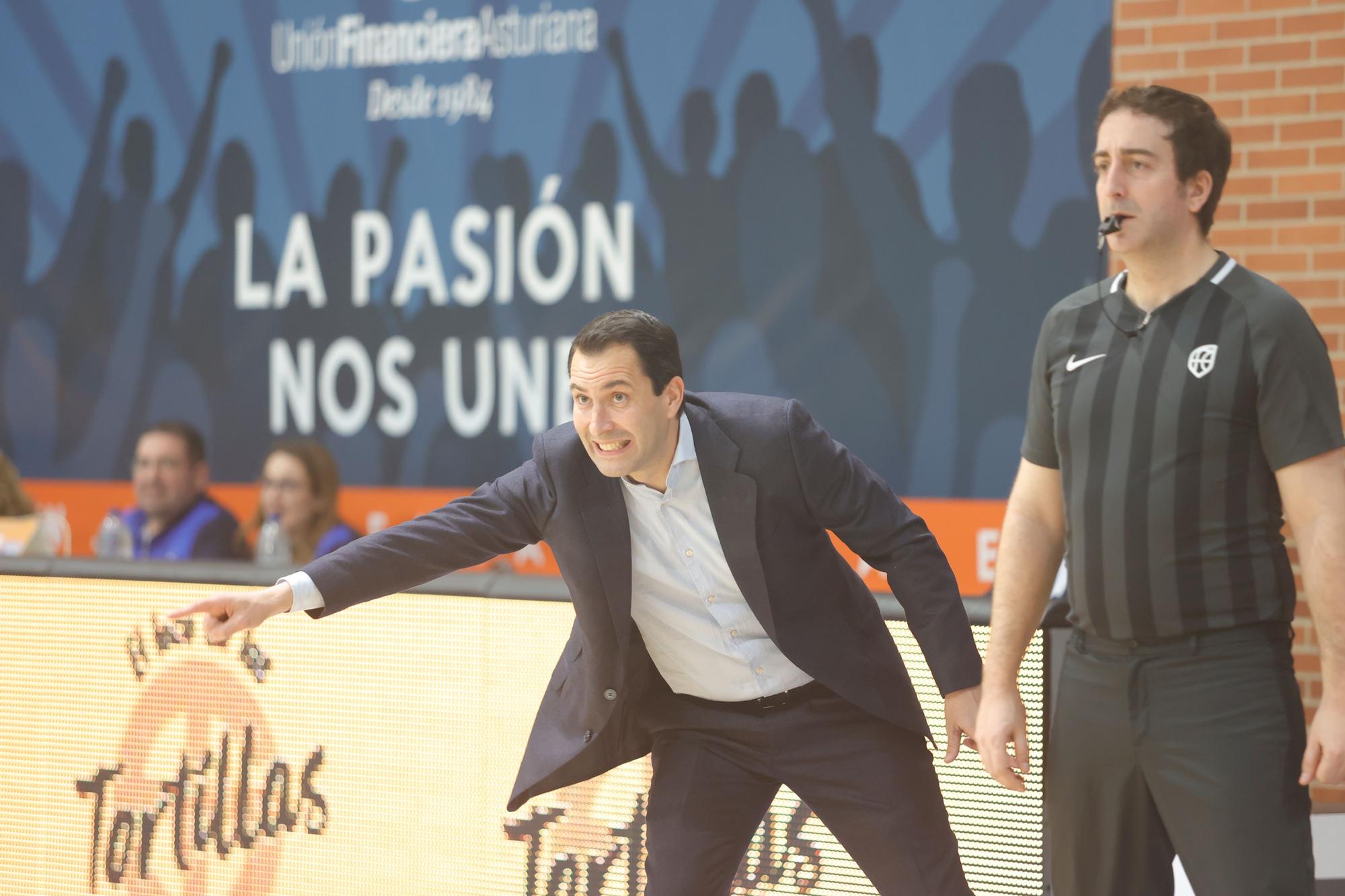 Día histórico en Pumarín: el Alimerka Oviedo gana (68-66) al Estudiantes y da un paso hacia la permanencia