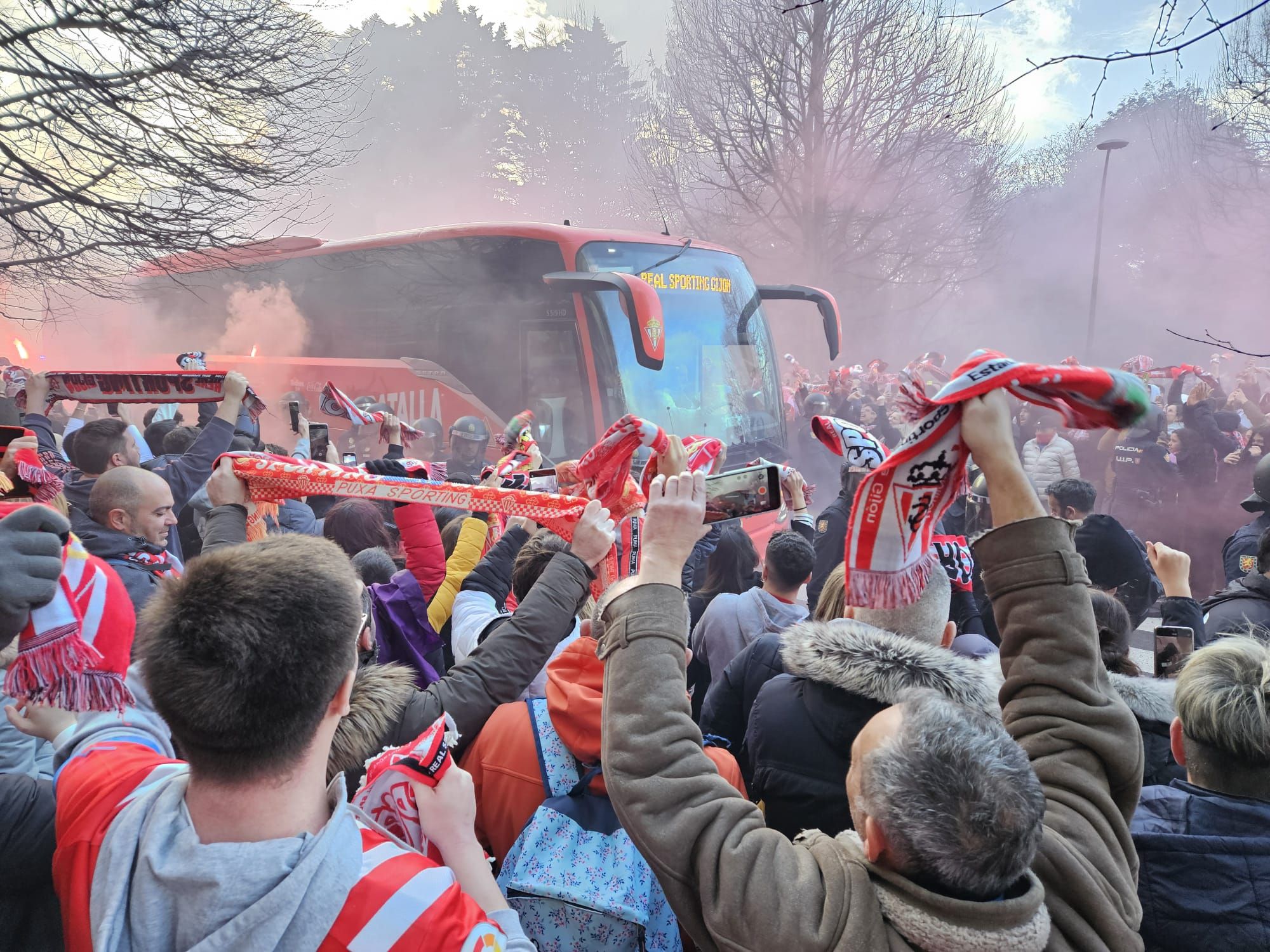 La afición del derbi asturiano en imágenes