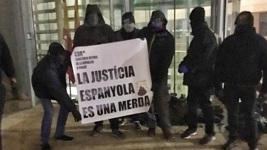 Los CDR tiran estiércol en varios juzgados catalanes.