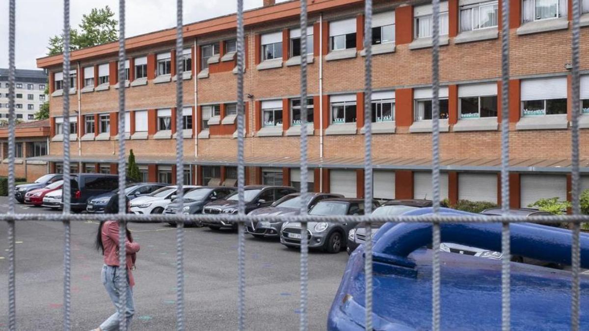 La madre de un alumno, cruzando ayer el patio del colegio de La Ería.