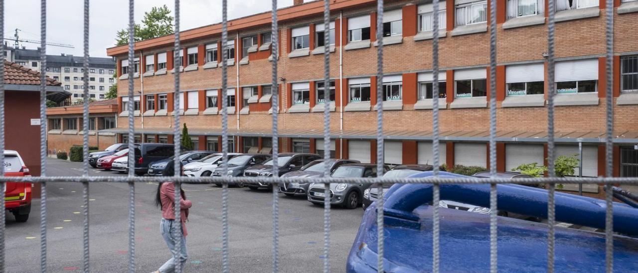 La madre de un alumno, cruzando ayer el patio del colegio de La Ería.