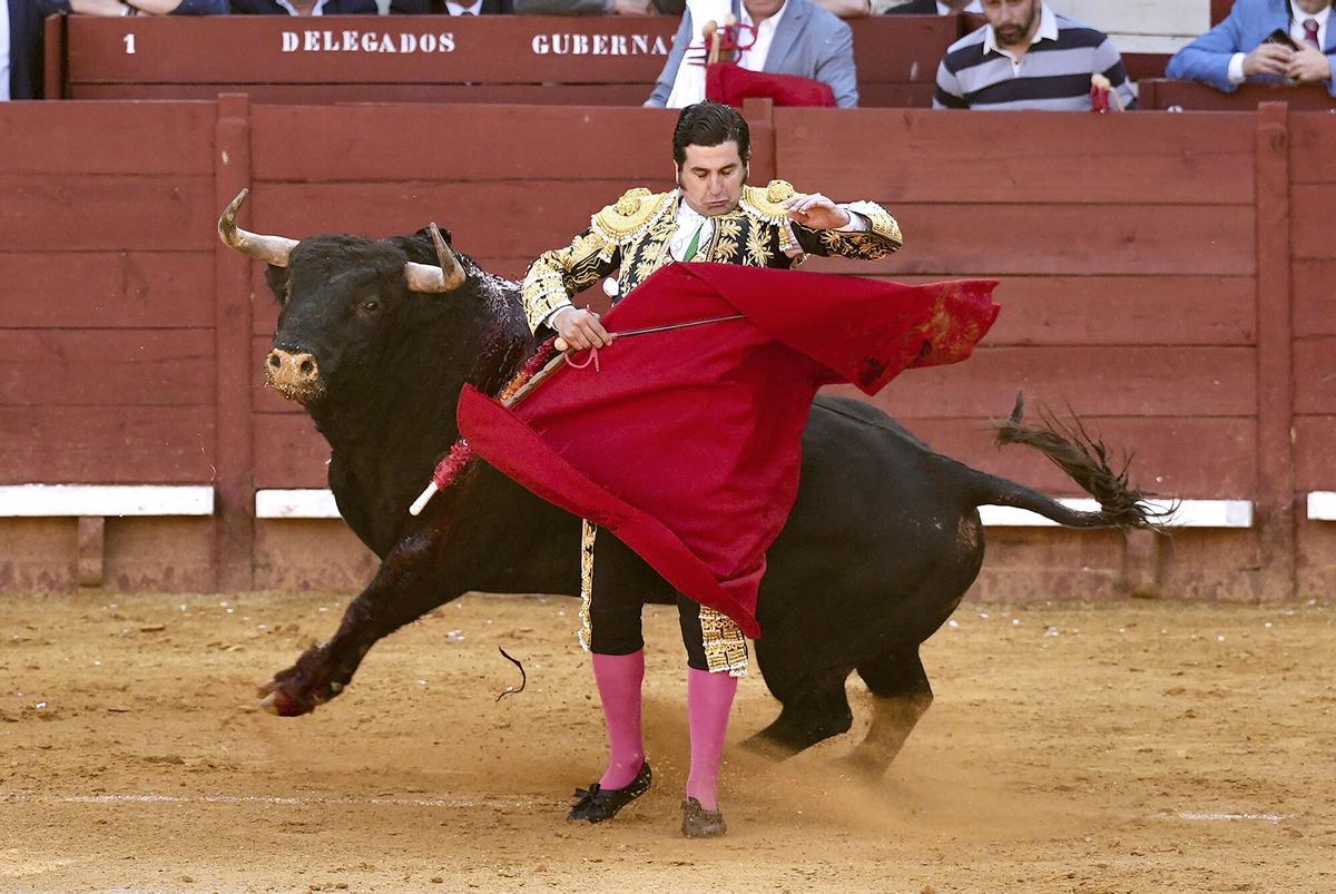 JEREZ DE LA FRONTERA (CÁDIZ), 15/05/2026.- El diestro Morante de la Puebla con su primer toro este viernes durante el segundo festejo de la Feria del Caballo de Jerez. EFE/Román Ríos.