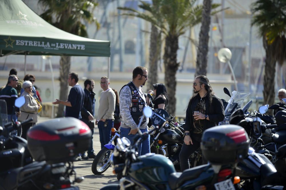 Demostración de grafitis sobre coches en Cartagena