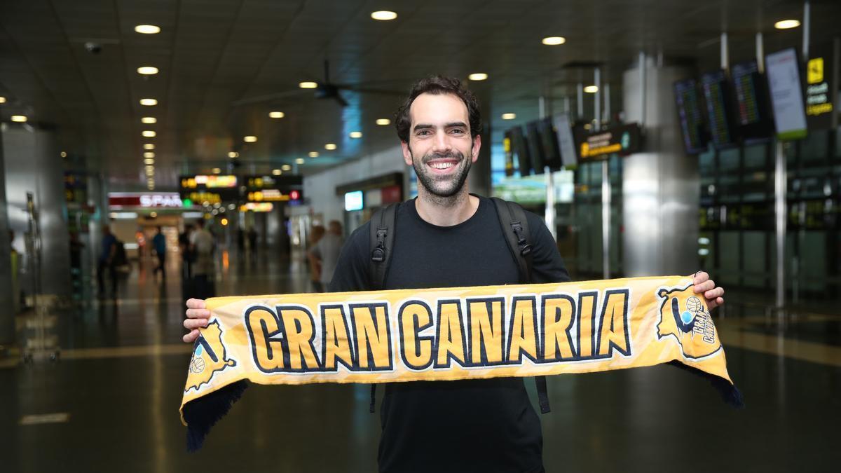 Vitor Benite posa con una bufanda del Granca a su llegada al aeropuerto de Gran Canaria