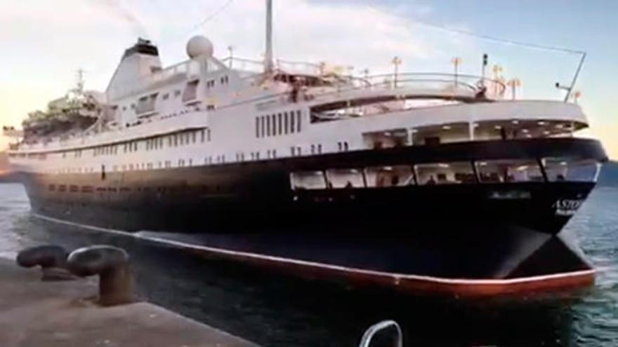 Así atracó el crucero 'Astoria' en Vigo