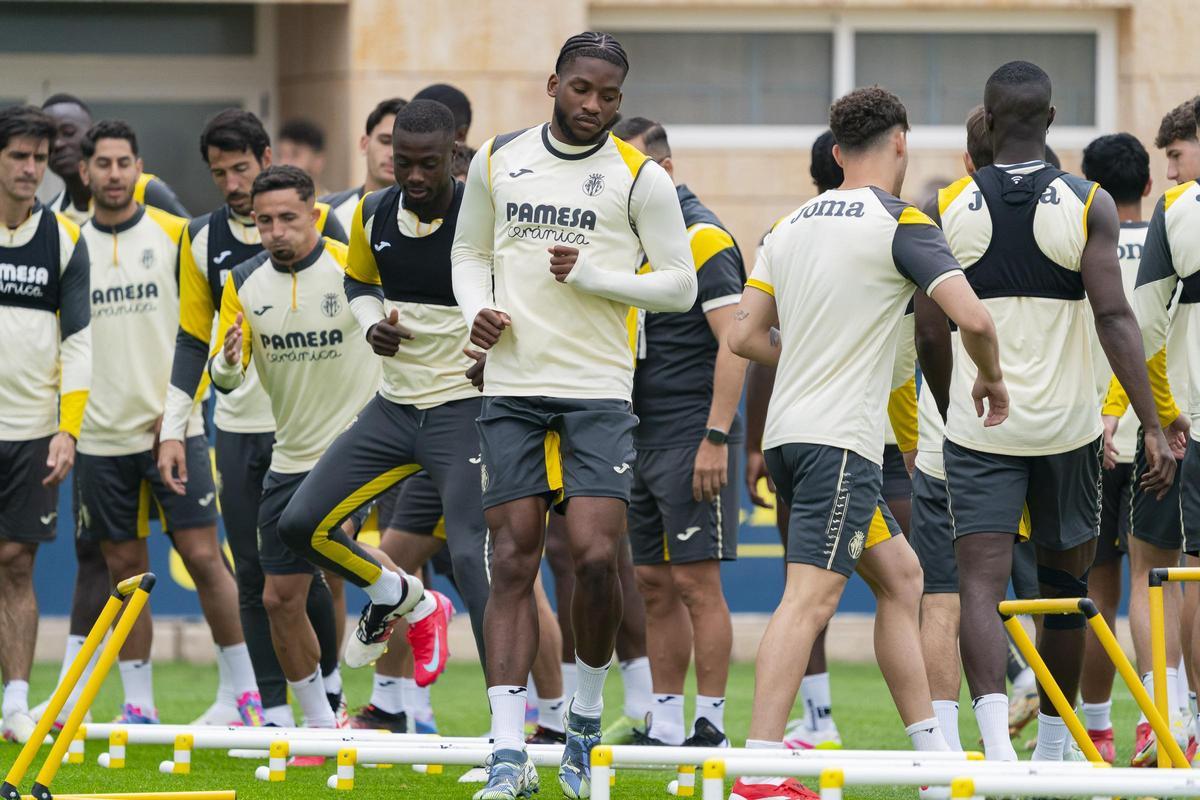 Willy Kambwala, en el centro de la imagen, en la sesión de trabajo de etse jueves del Villarreal.