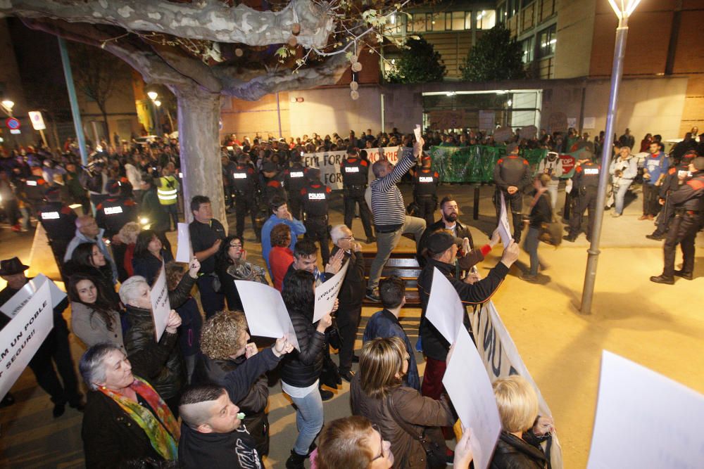 Dues concentracions s'han enfrontat a Salt per la inseguretat i el racisme