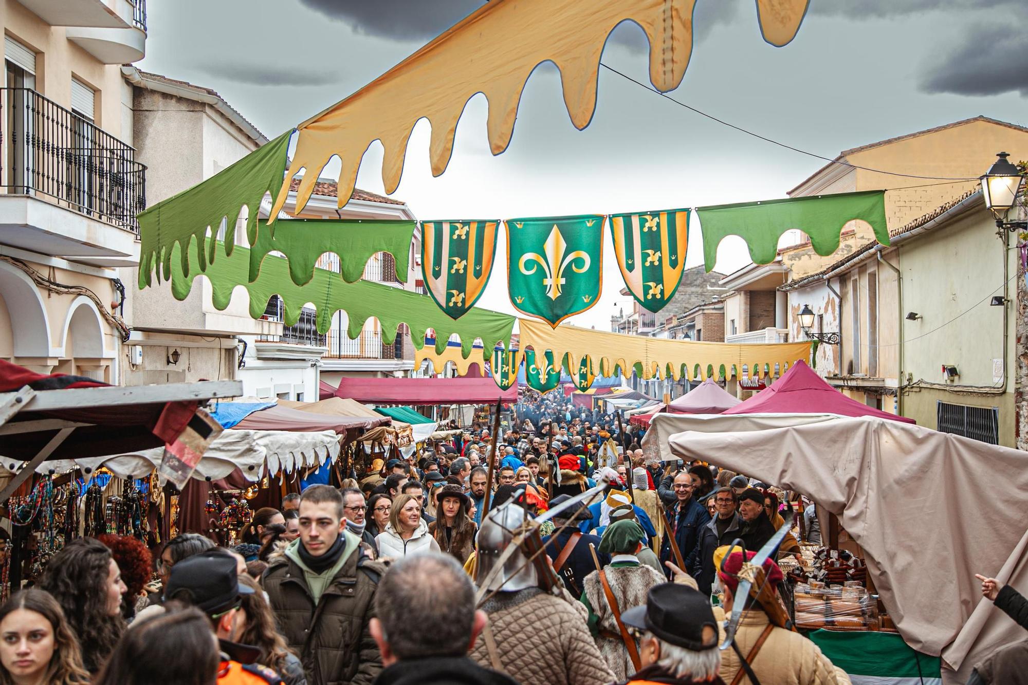 Numerosos visitantes y vecinos salen a la calle este fin de semana en Llombai con motivo de su Mercado Renacentista de los Borja.