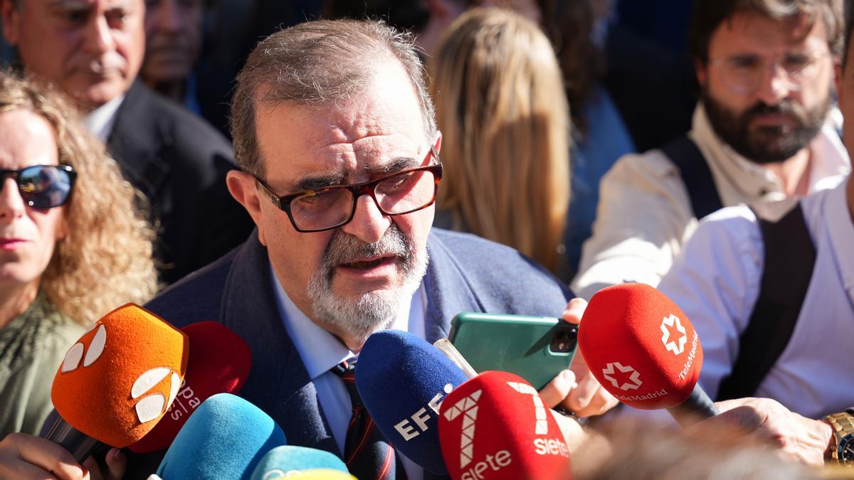 El primer presidente de la Junta de Andalucía y magistrado, José Rodríguez de la Borbolla, atiende a los medios en Sevilla durante la concentración de jueces y magistrados contra la Ley de Amnistía pactada por el PSOE y Junts