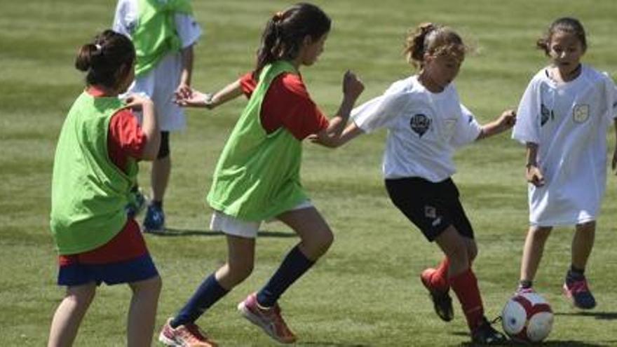 Sallent promociona el futbol femení entre les noies més joves